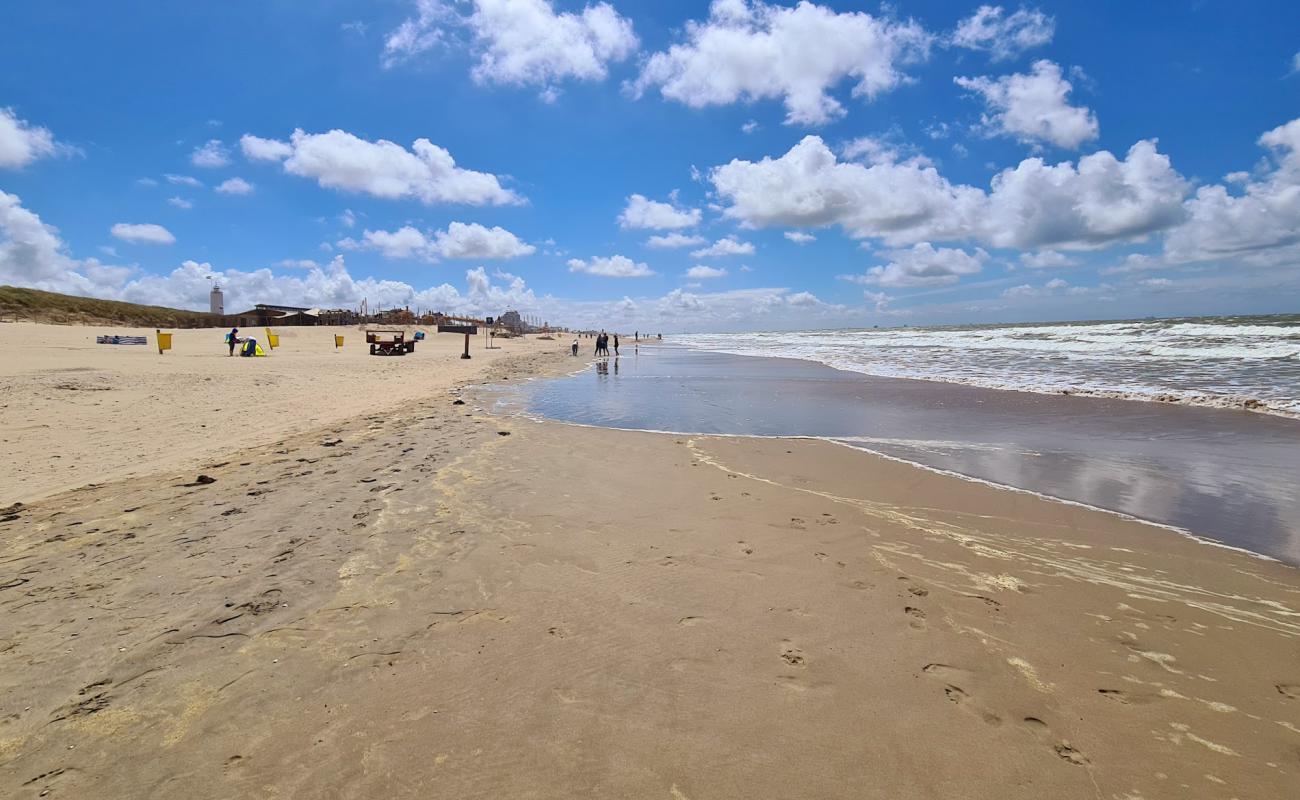 Foto de Noordwijk aan Zee con arena brillante superficie