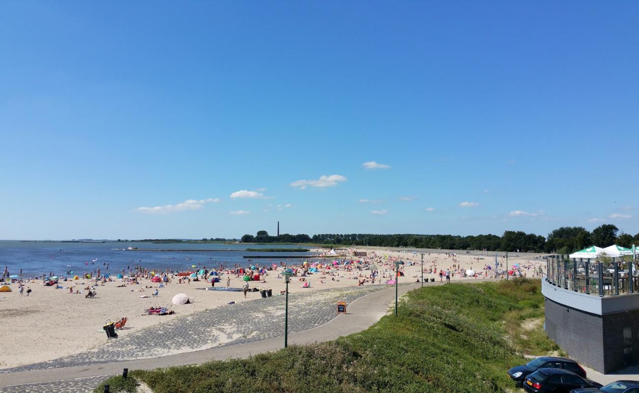 Foto de Lemmer strand con arena brillante superficie