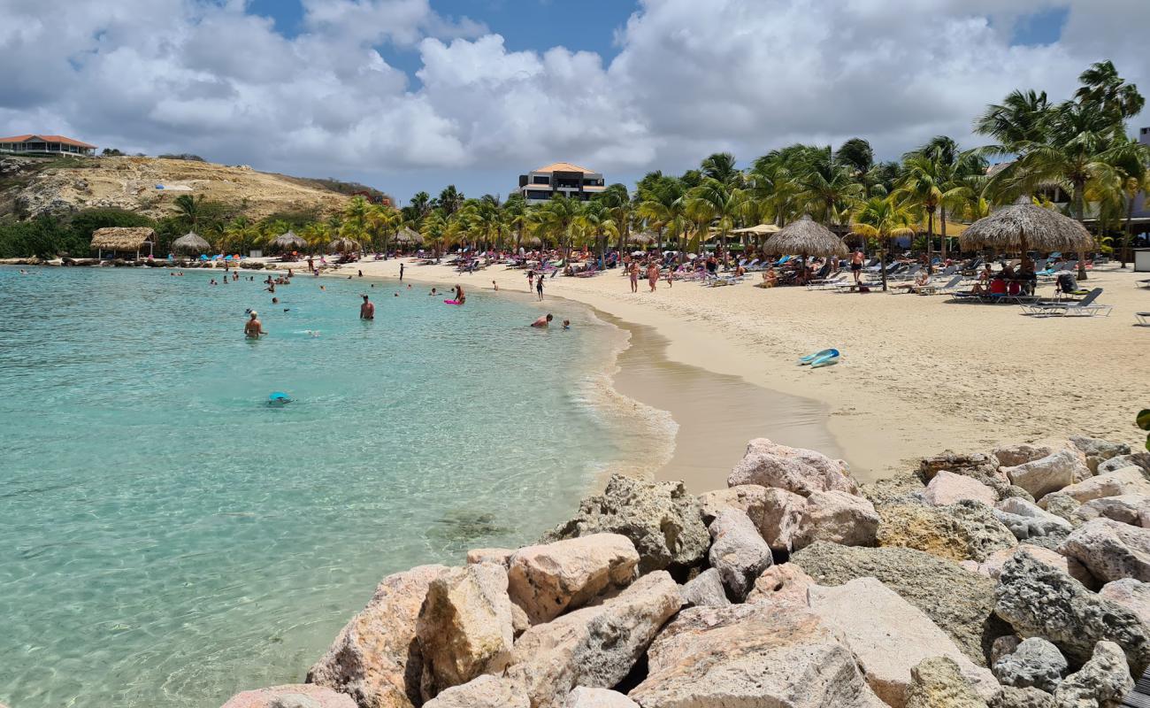 Foto de Playa Blue Bay en Curazao con arena brillante superficie