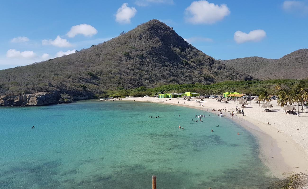 Foto de Playa Santa Cruz con arena brillante superficie