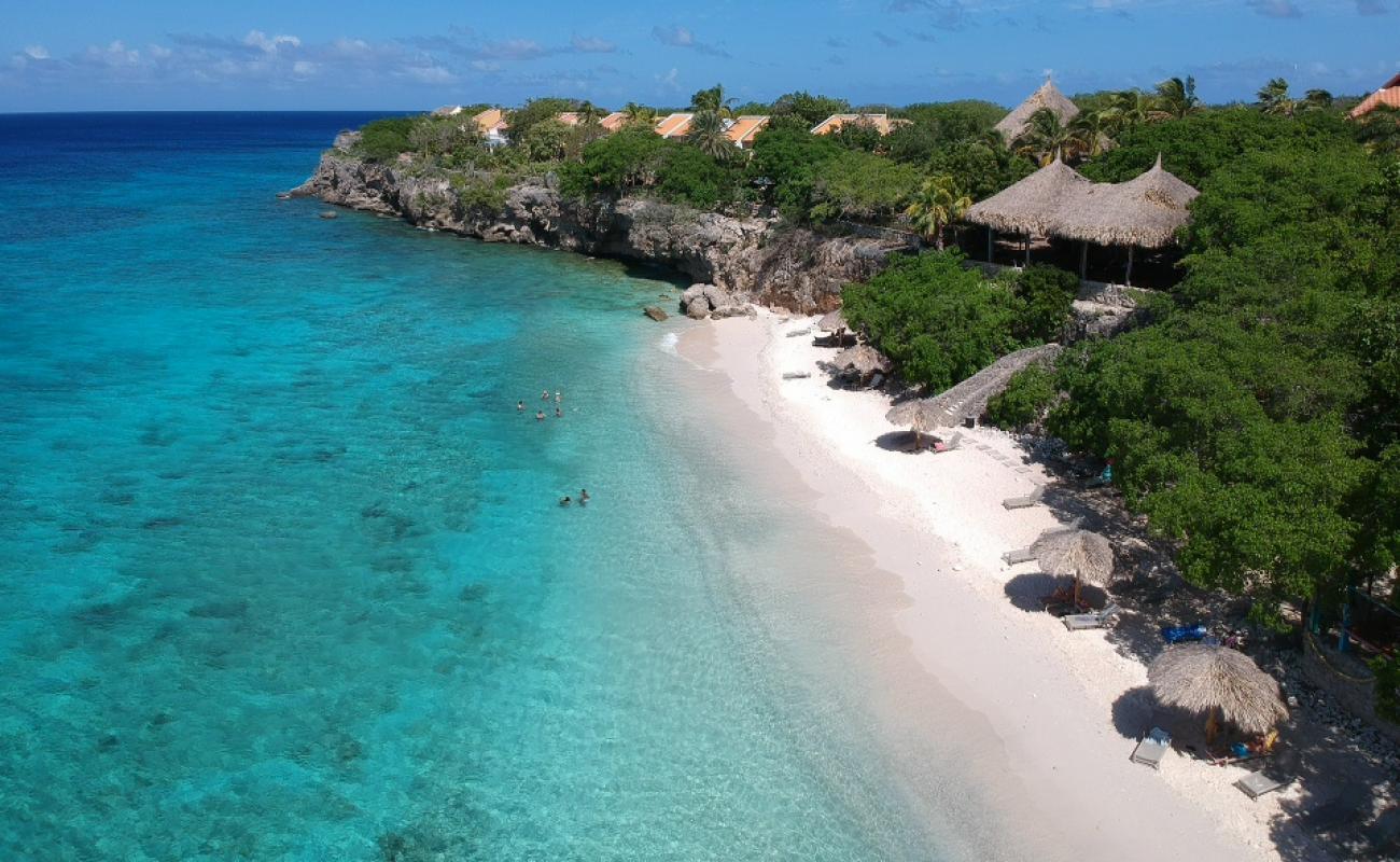 Foto de Playa Kalki con arena fina y guijarros superficie