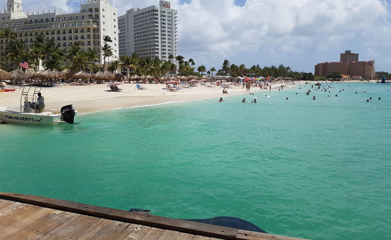 Foto de Playa Hilton Aruba con arena fina blanca superficie