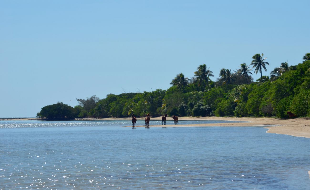 Foto de Poingam Beach con arena brillante superficie