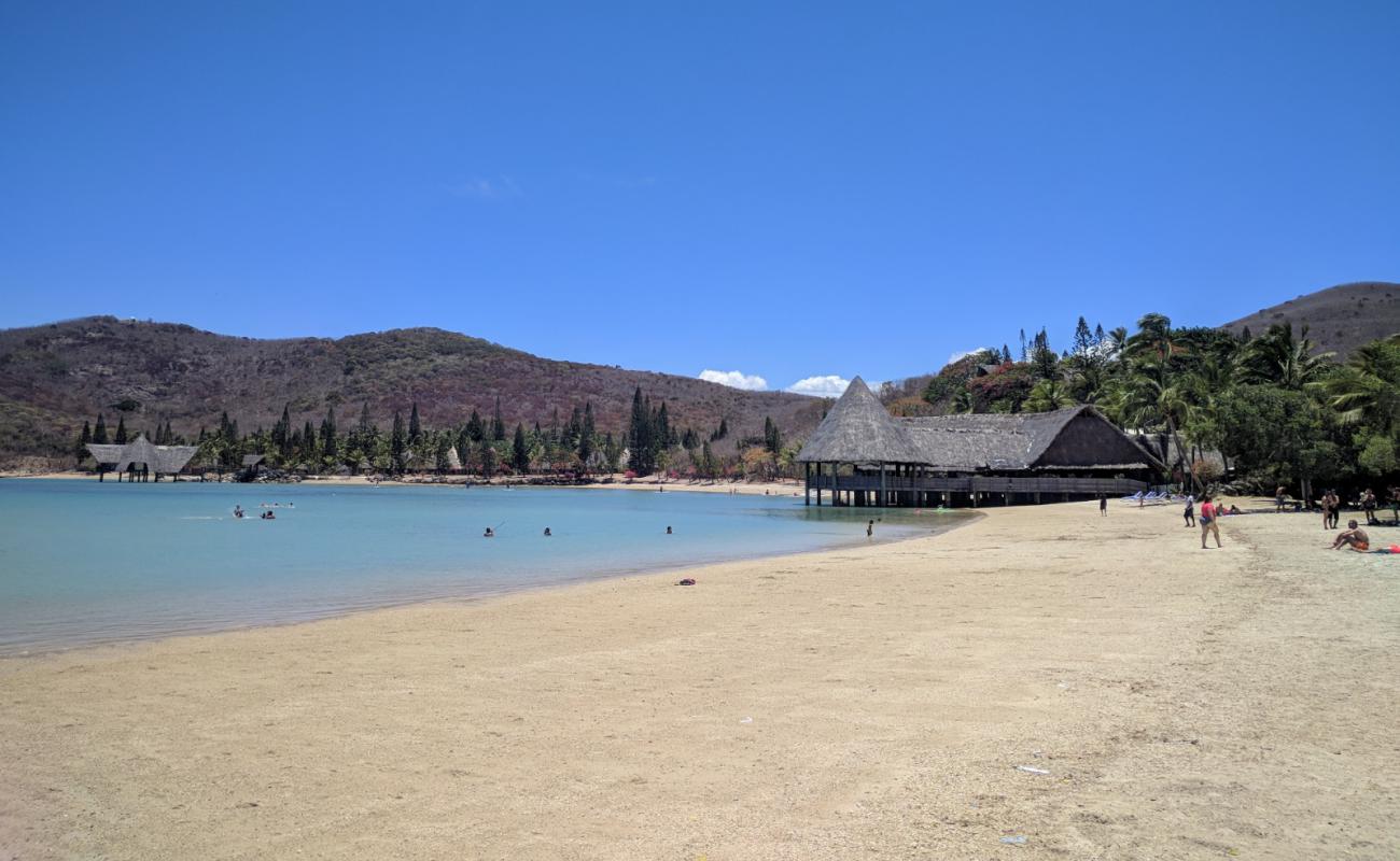 Foto de Kuendu Beach con arena brillante y rocas superficie