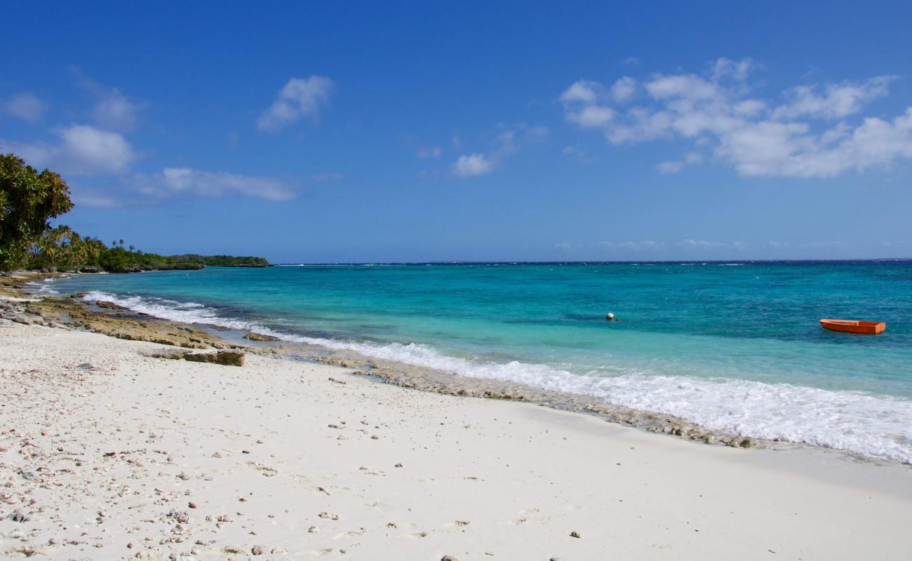 Foto de Tiberia Galoy Beach Syparaish Coastline con arena brillante superficie