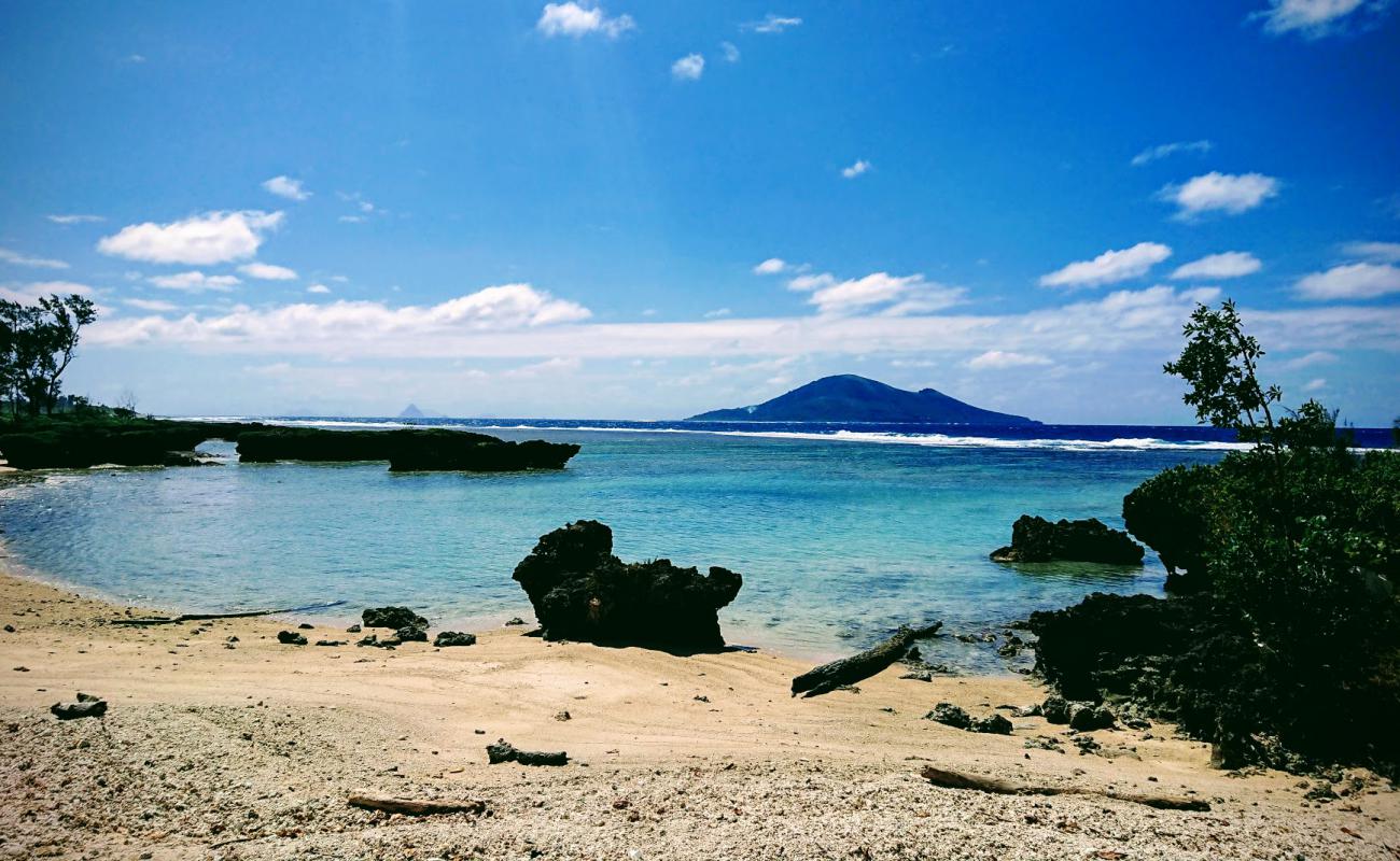 Foto de Sara Beach con arena brillante y rocas superficie