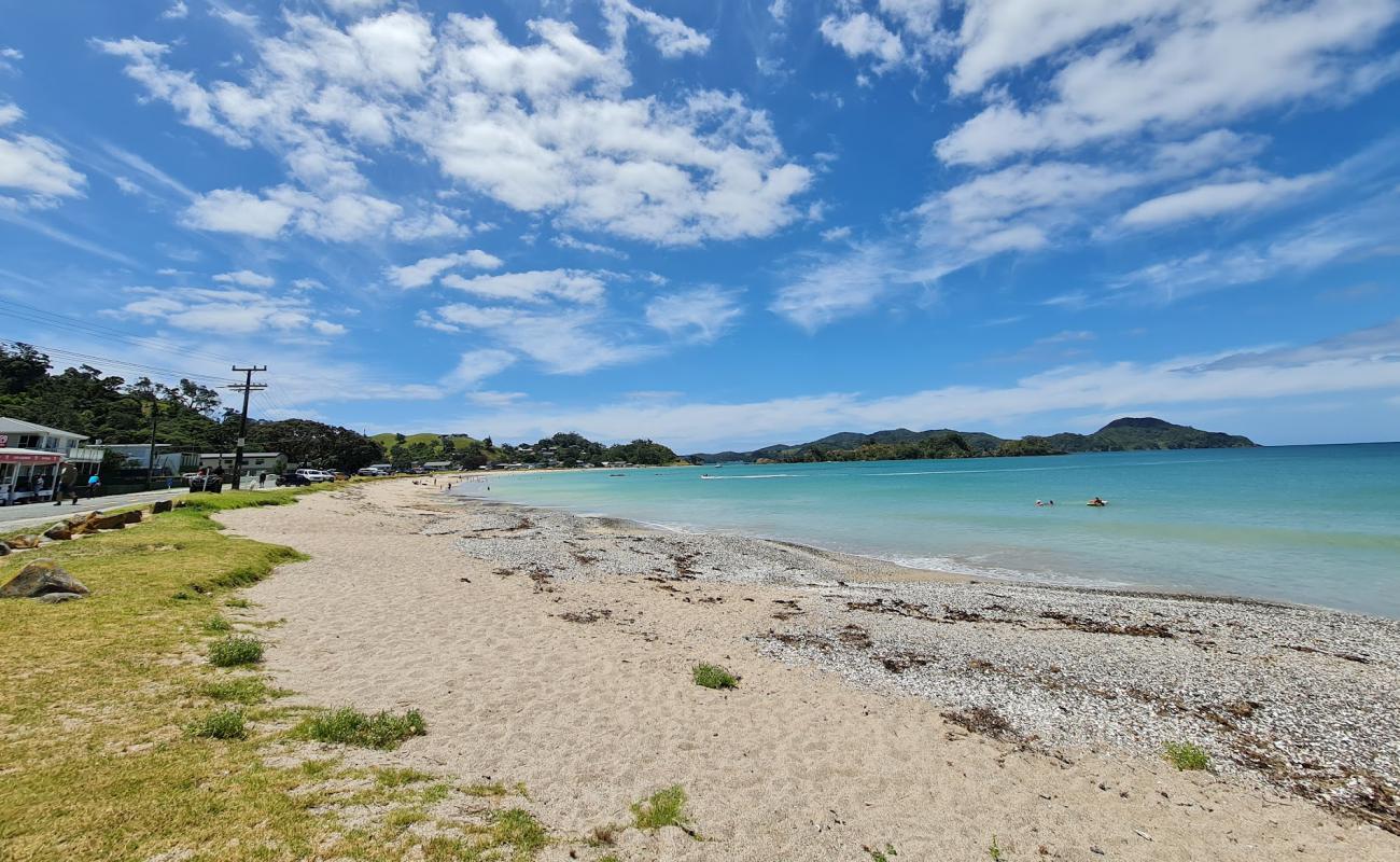 Foto de Whangaruru Beach con arena brillante superficie