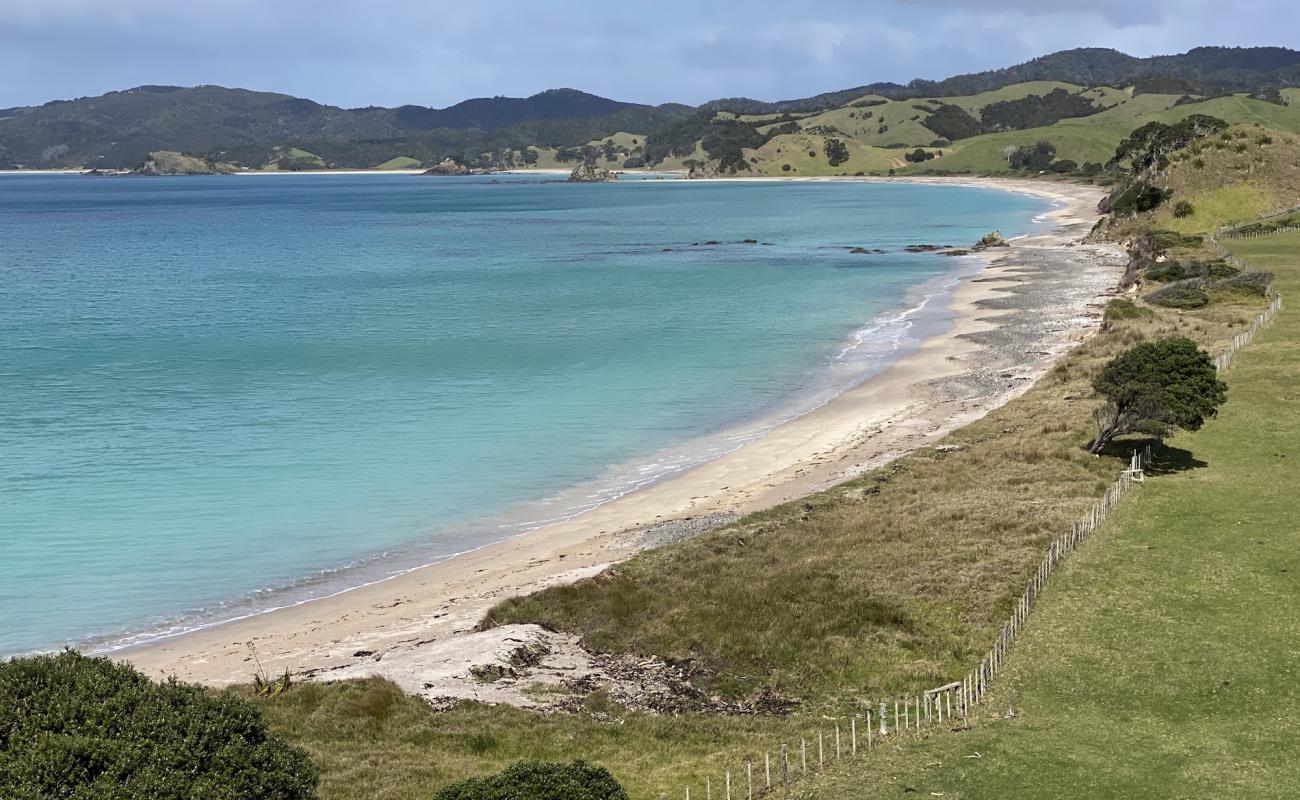 Foto de Okupe Beach con arena fina y guijarros superficie