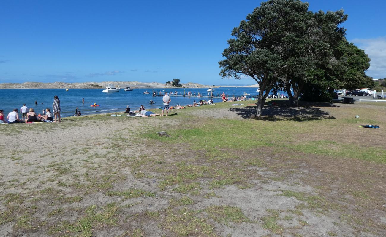 Foto de Mangawhai Beach con guijarro fino claro superficie