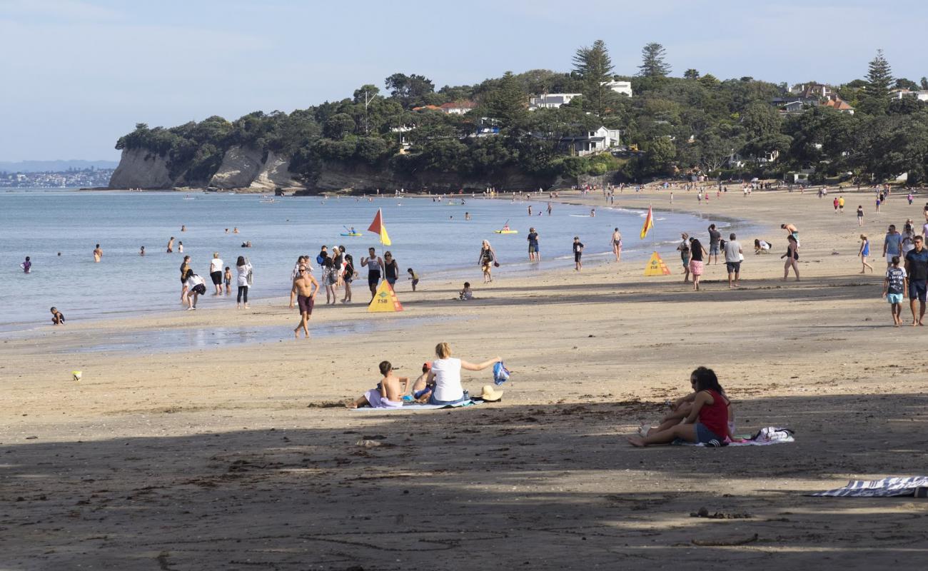 Foto de Takapuna Beach con arena brillante superficie