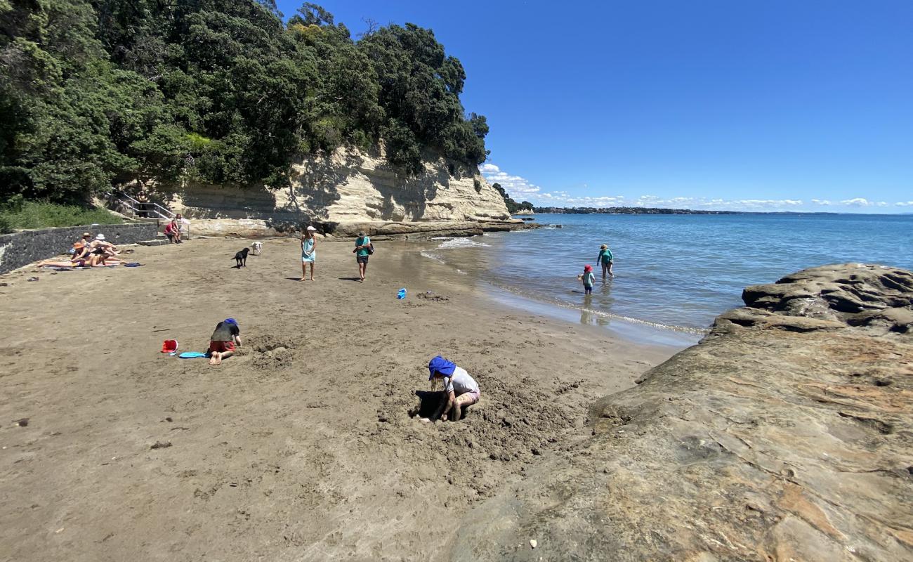 Foto de St Leonards Bay Beach con arena brillante superficie