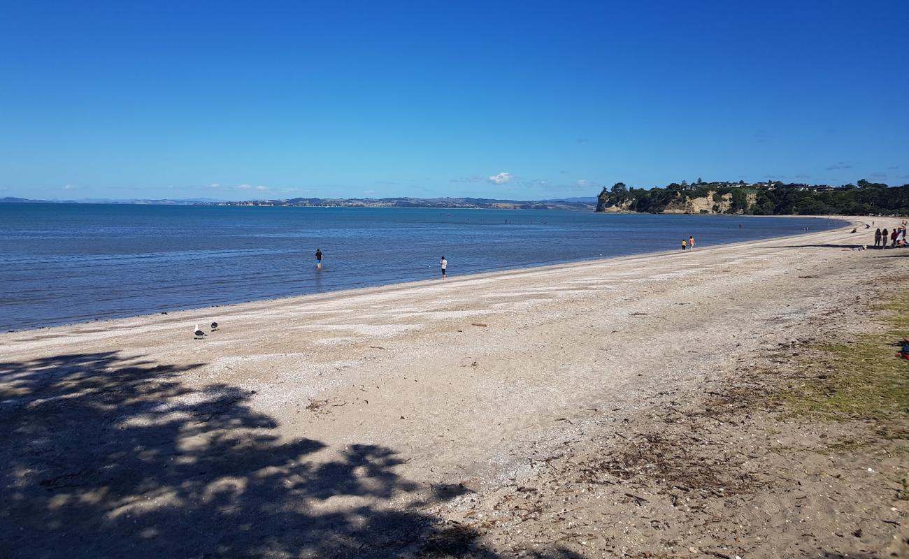 Foto de Eastern Beach con arena de concha brillante superficie