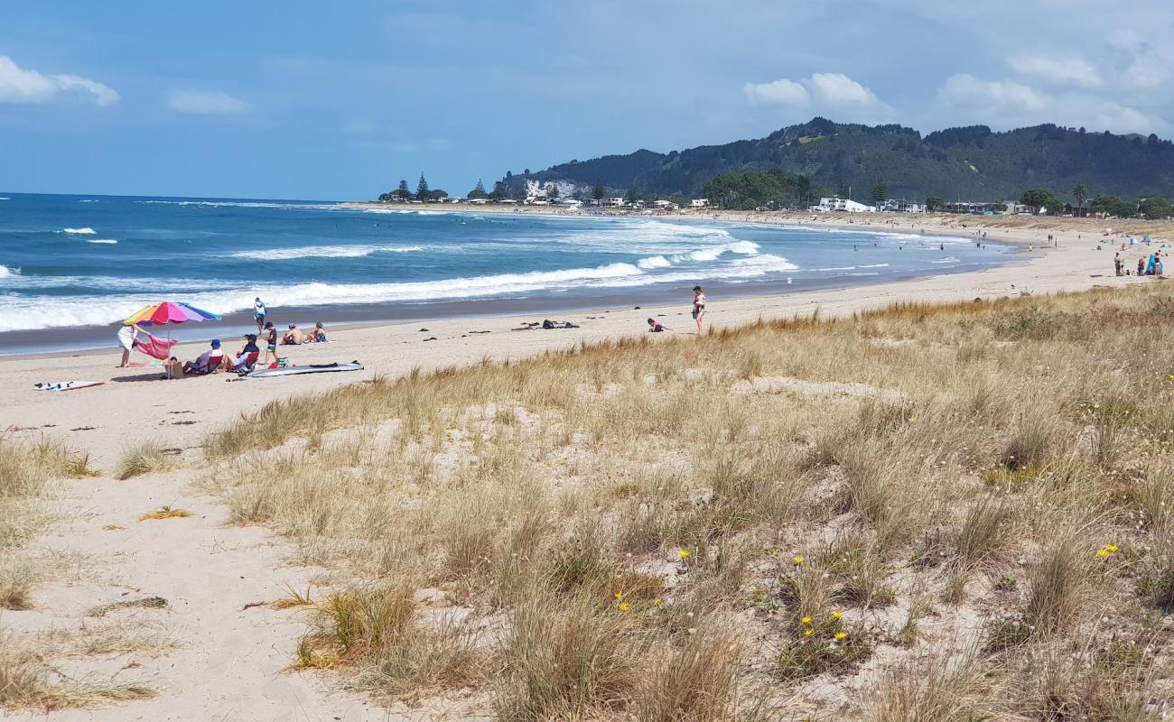 Foto de Whangamata Beach con arena brillante superficie