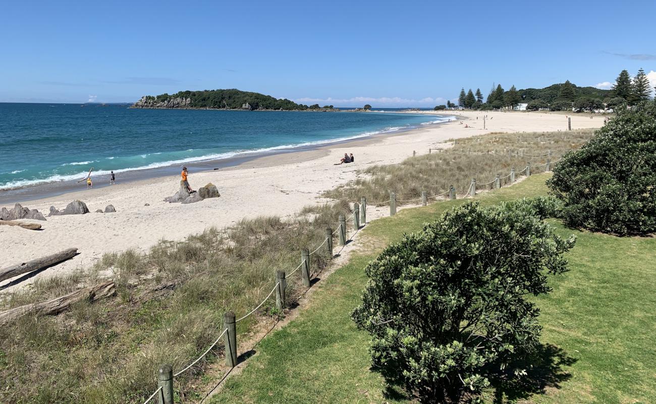 Foto de Maunganui Beach con arena brillante superficie