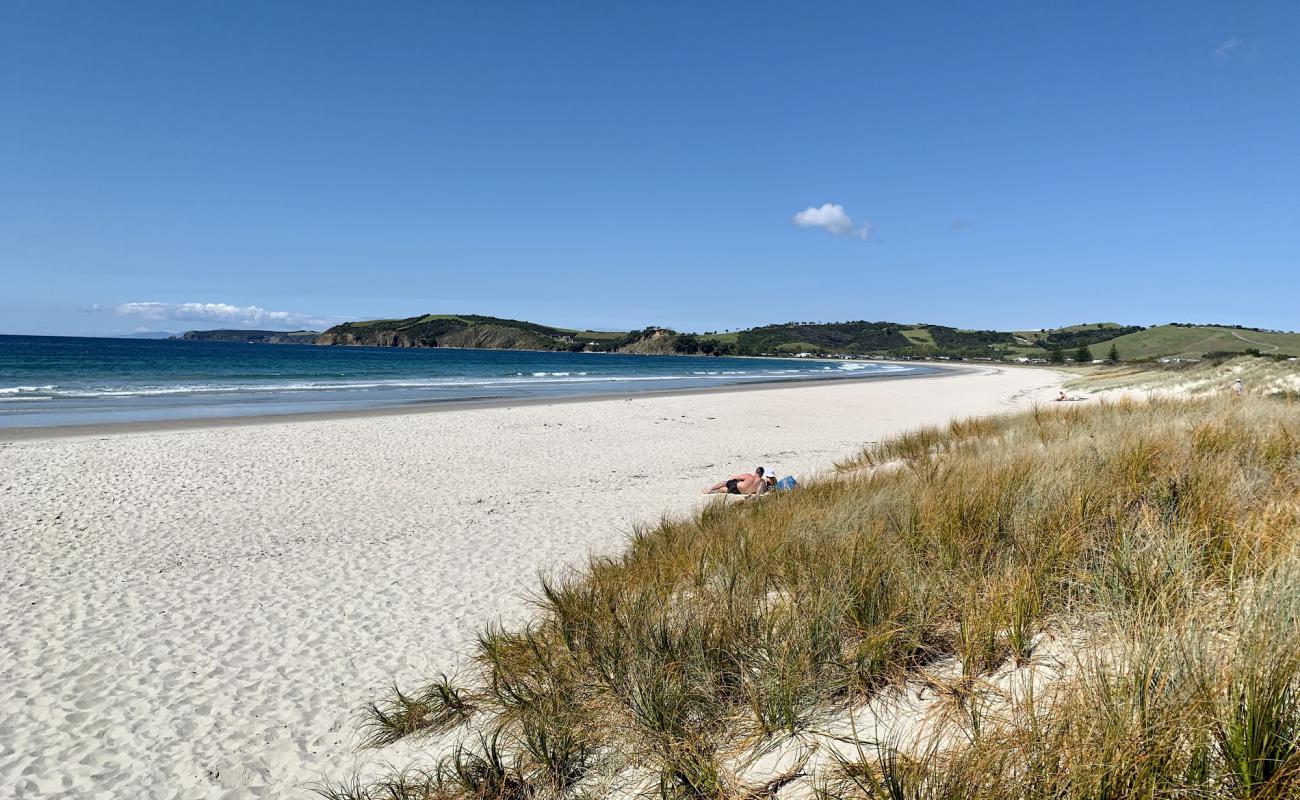 Foto de Papamoa Beach con arena brillante superficie