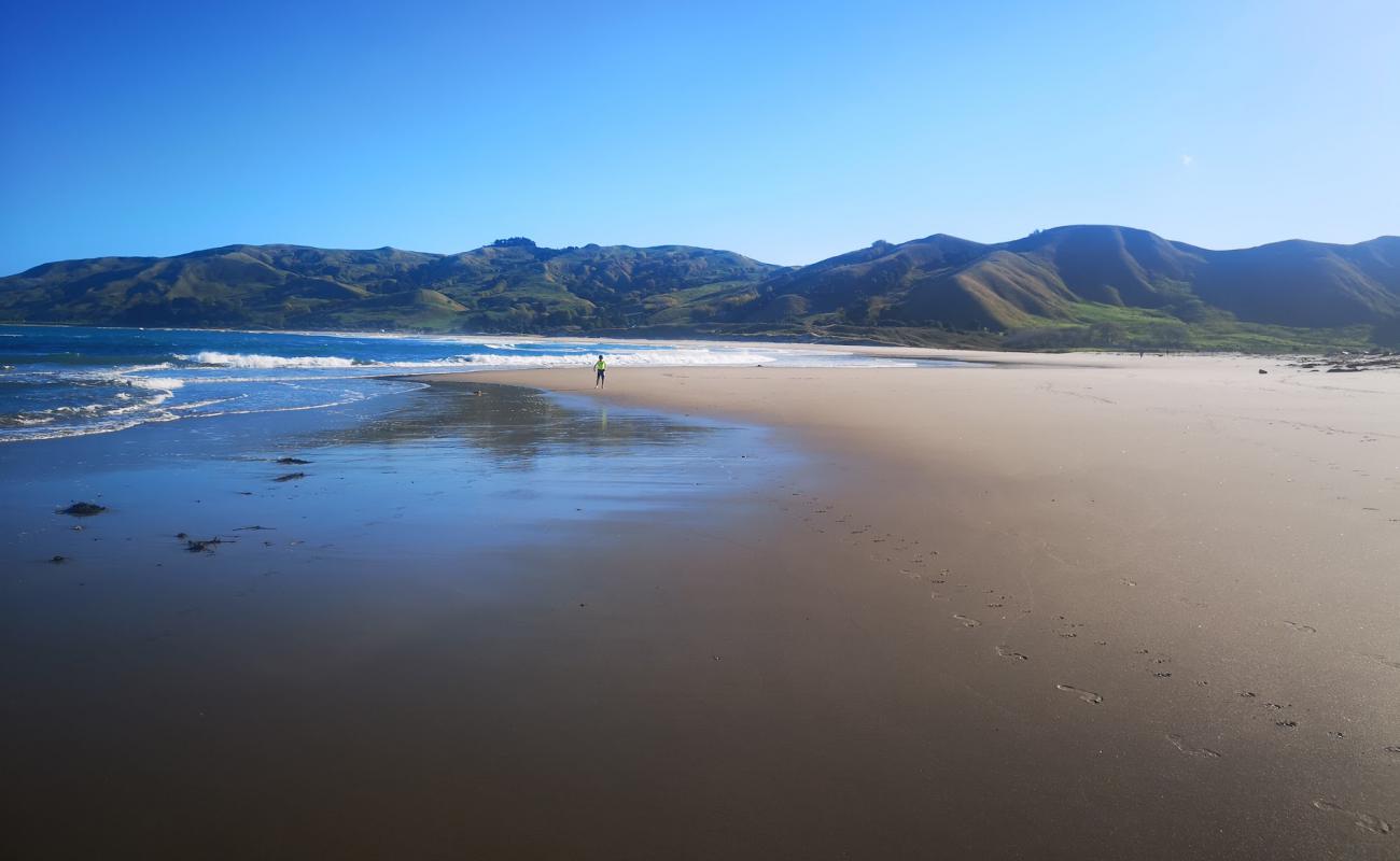 Foto de Pouawa Beach con arena brillante superficie