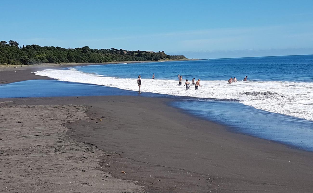 Foto de Oakura Beach con arena gris superficie