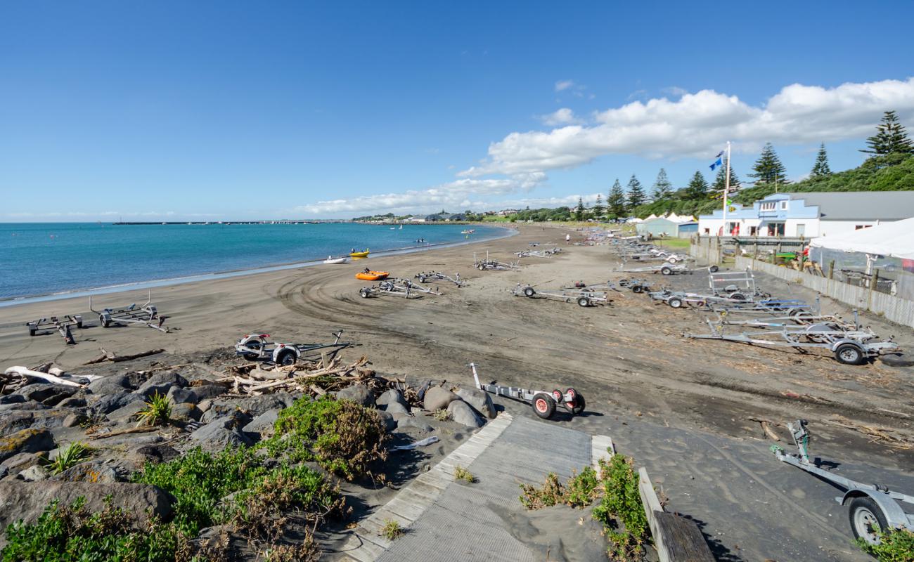 Foto de Ngamotu Beach con arena gris superficie