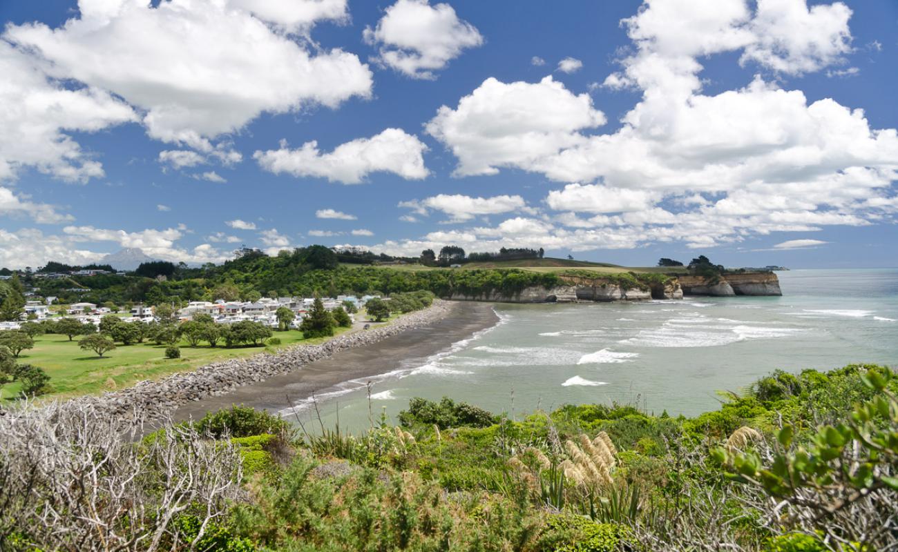 Foto de Urenui Beach con arena gris superficie