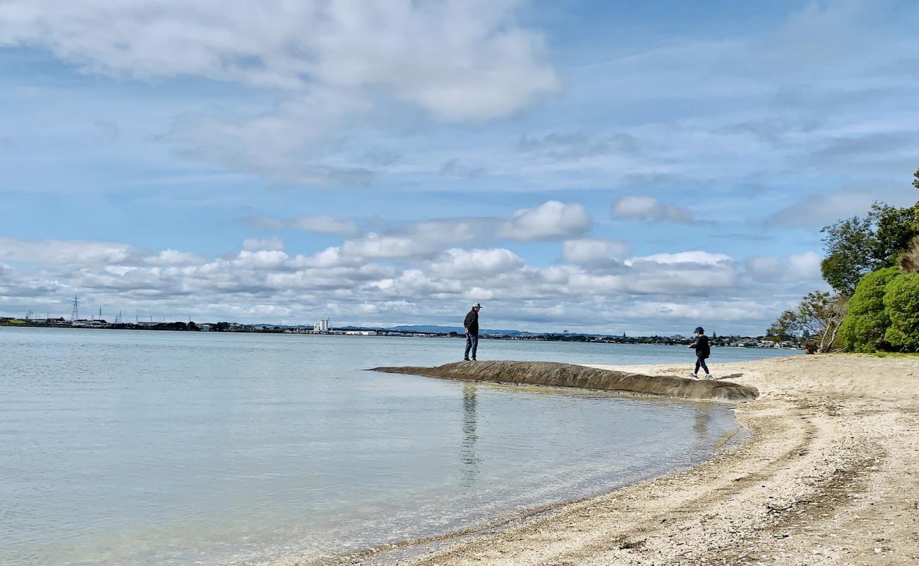 Foto de Taylors Bay con arena fina y guijarros superficie