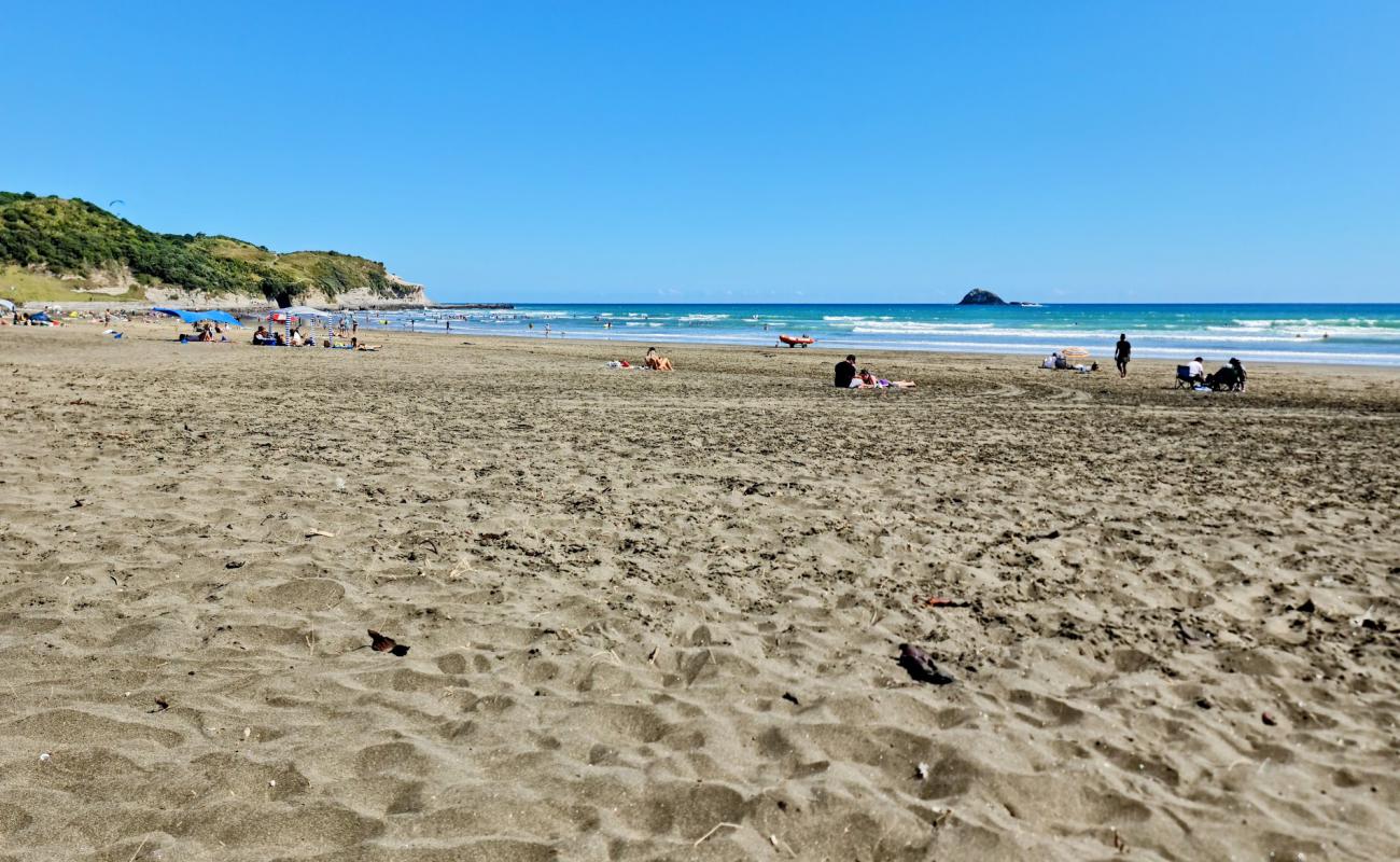 Foto de Muriwai Beach con arena brillante superficie