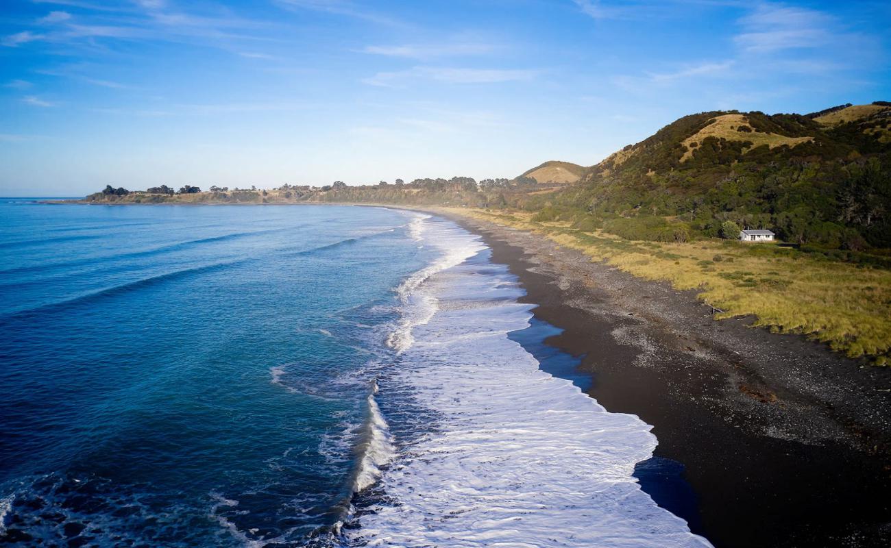 Foto de Half Moon Bay Beach con guijarro oscuro superficie