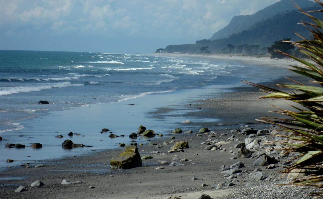 Foto de Kawatiri Beach con arena brillante superficie