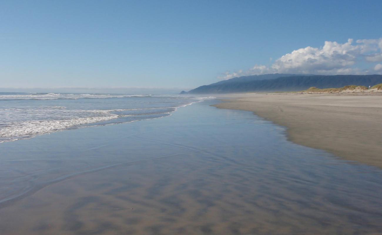 Foto de Karamea Beach con arena brillante superficie