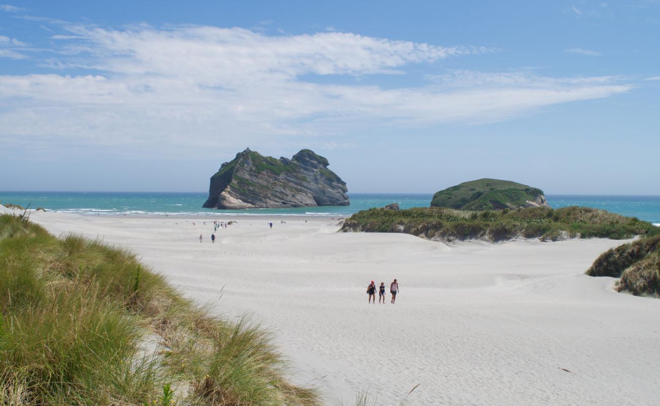 Foto de Wharariki Beach con arena brillante superficie