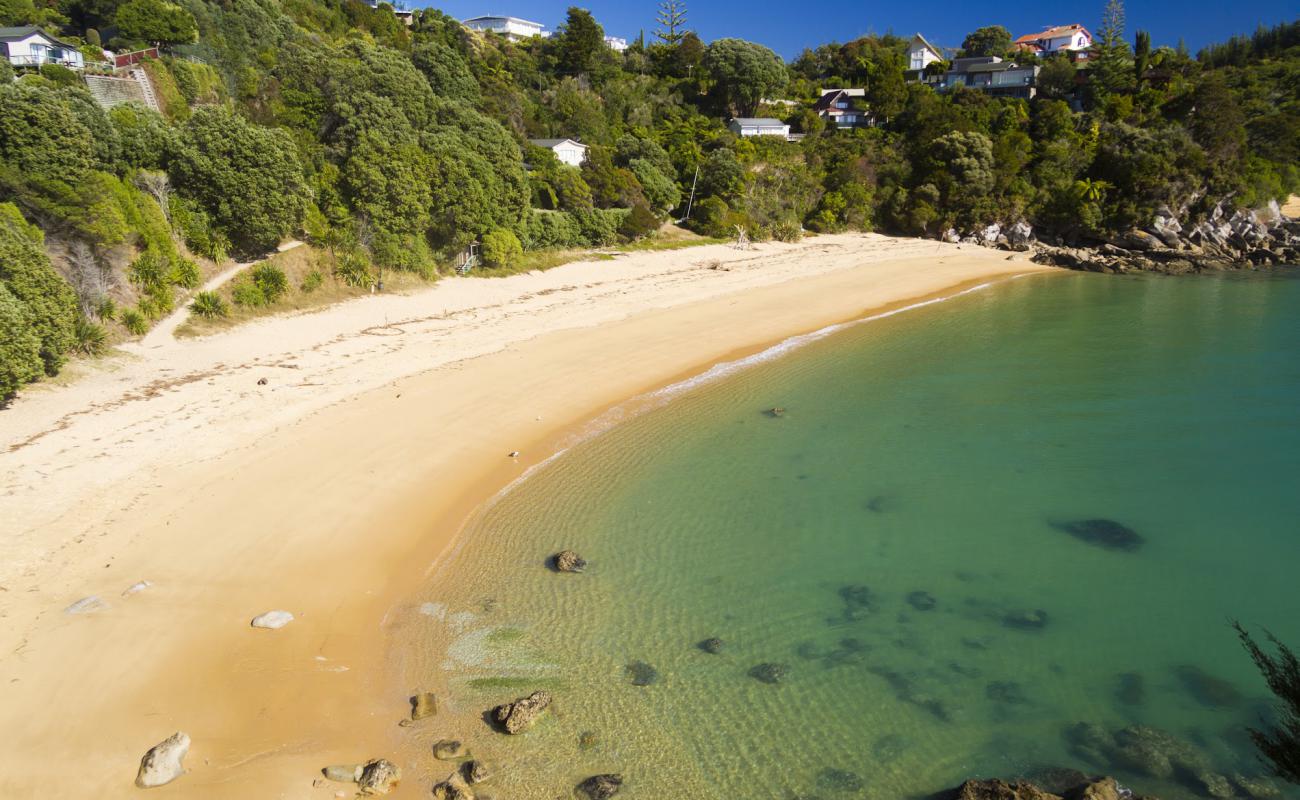 Foto de Breaker Bay Beach con arena brillante superficie