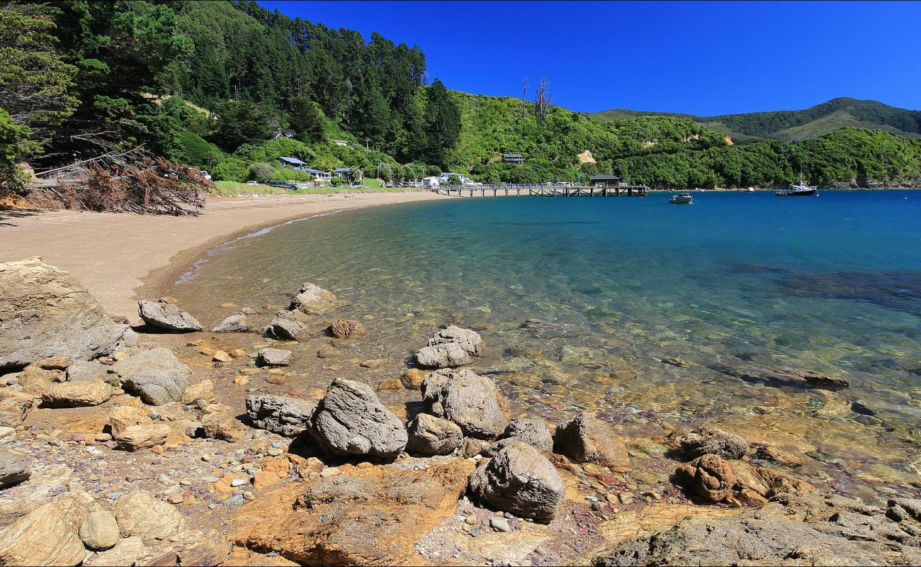 Foto de French Pass Beach con arena brillante y rocas superficie