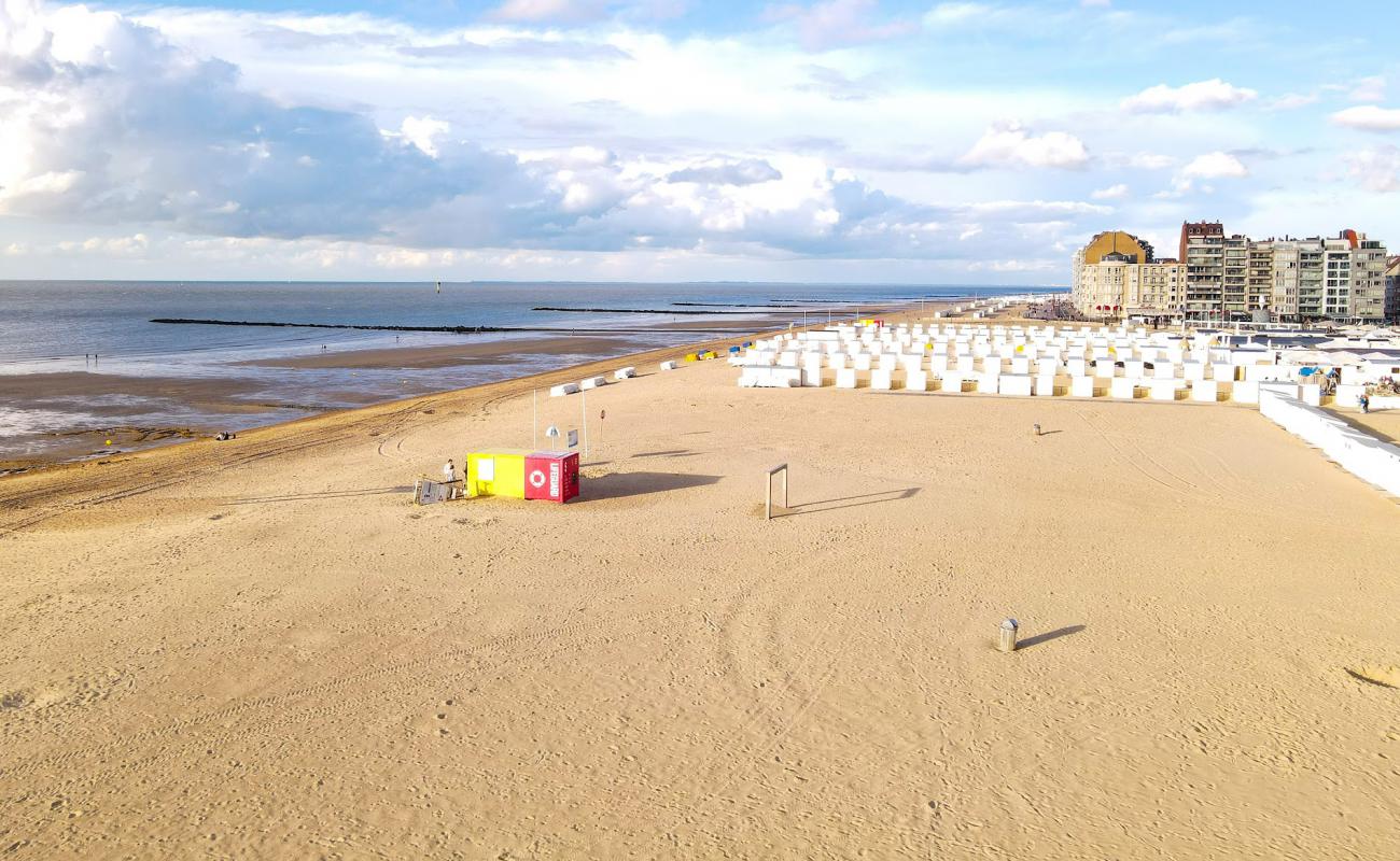 Foto de Knokke Strand con arena brillante superficie