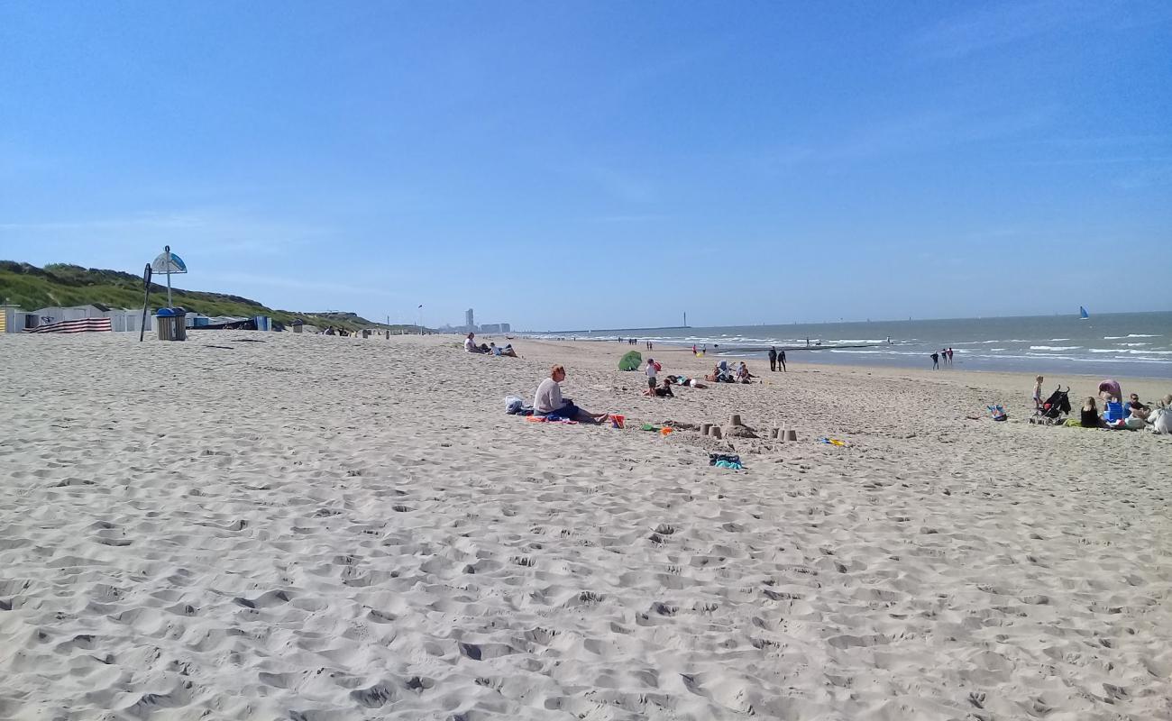 Foto de Playa de Bredene con arena brillante superficie