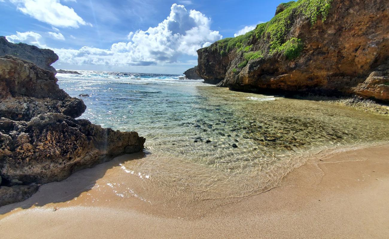 Foto de Old Man By The Sea con arena brillante y rocas superficie