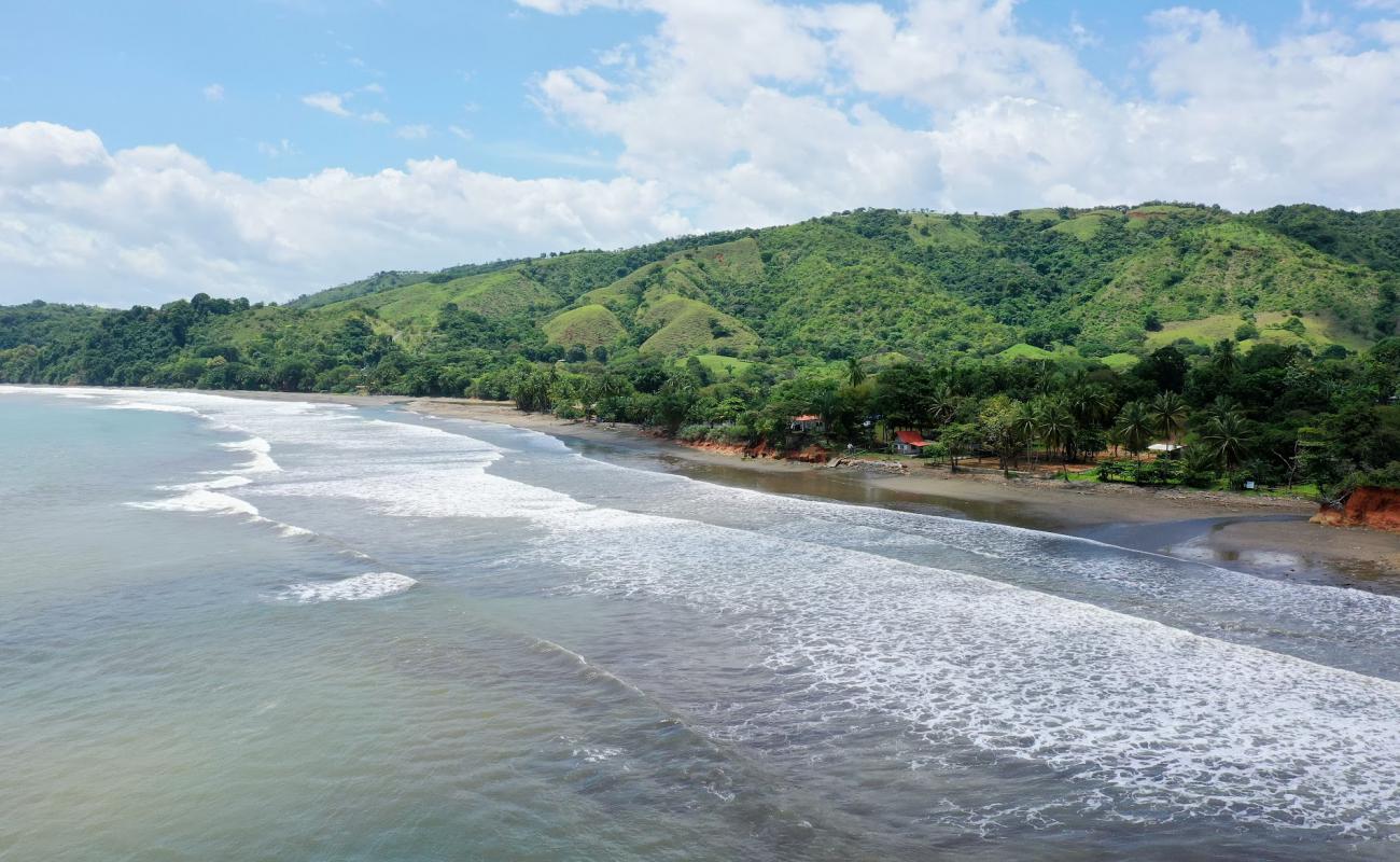 Foto de Torio Beach con arena/guijarros negro superficie