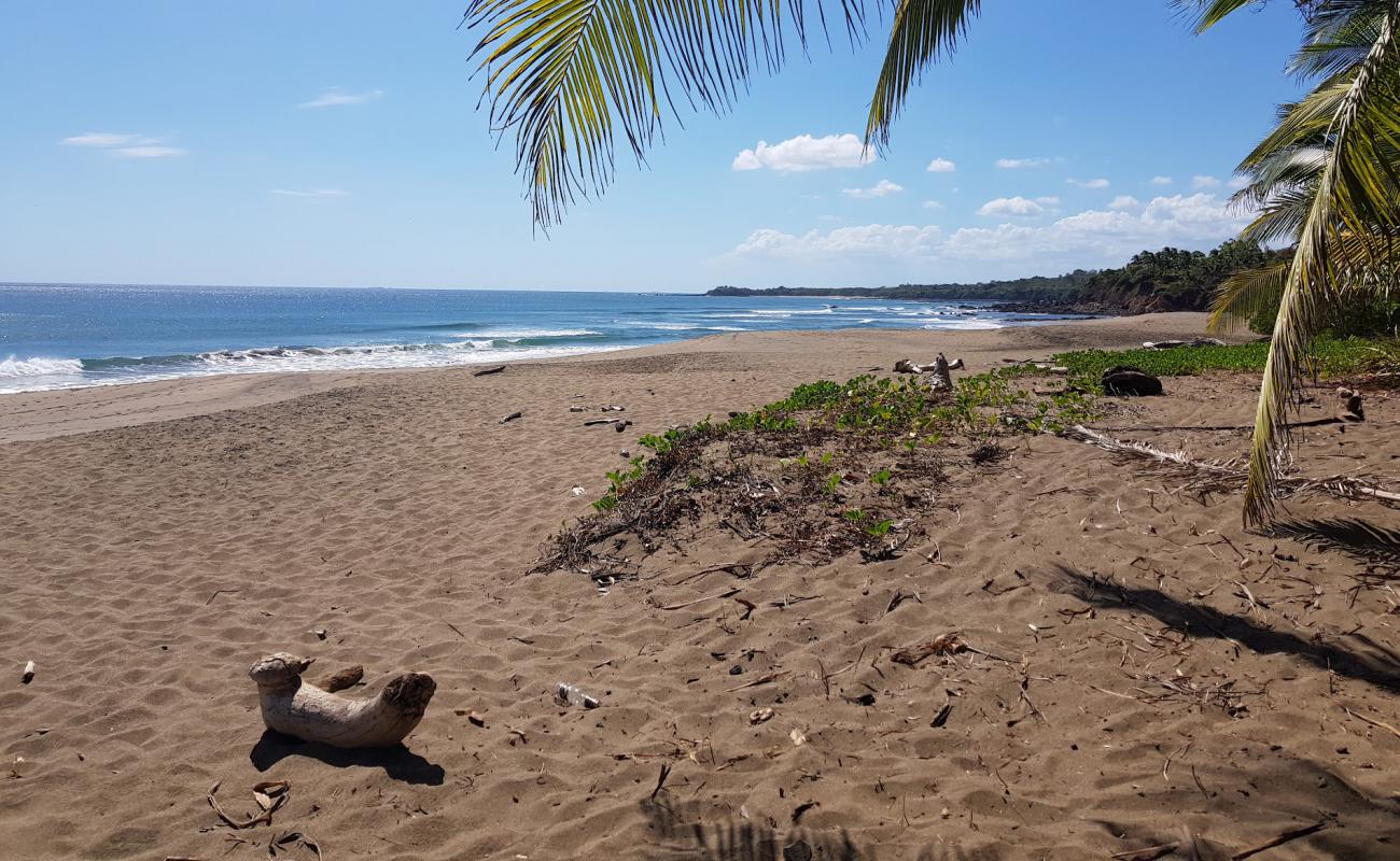 Foto de Destiladeros Beach con arena oscura superficie