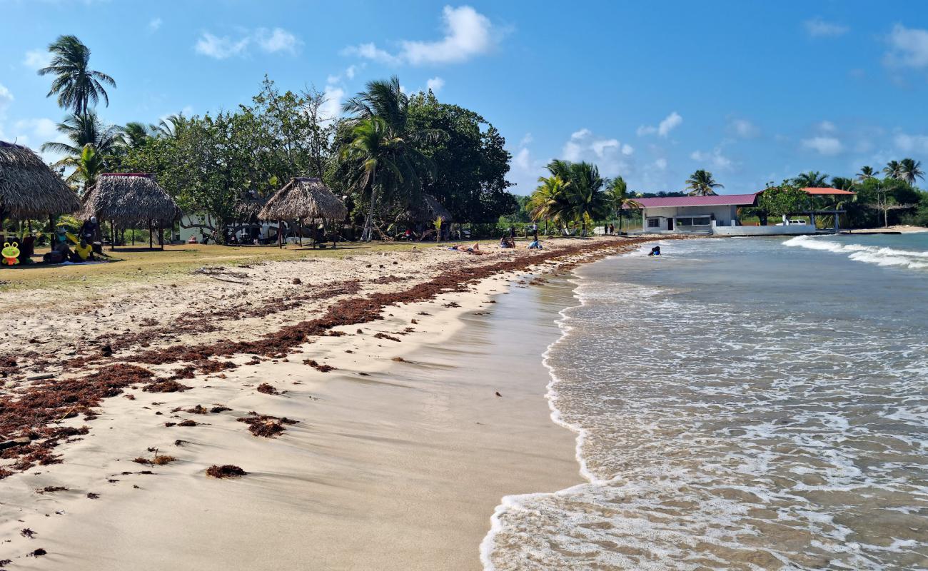 Foto de Fort Sherman Beach con arena brillante superficie