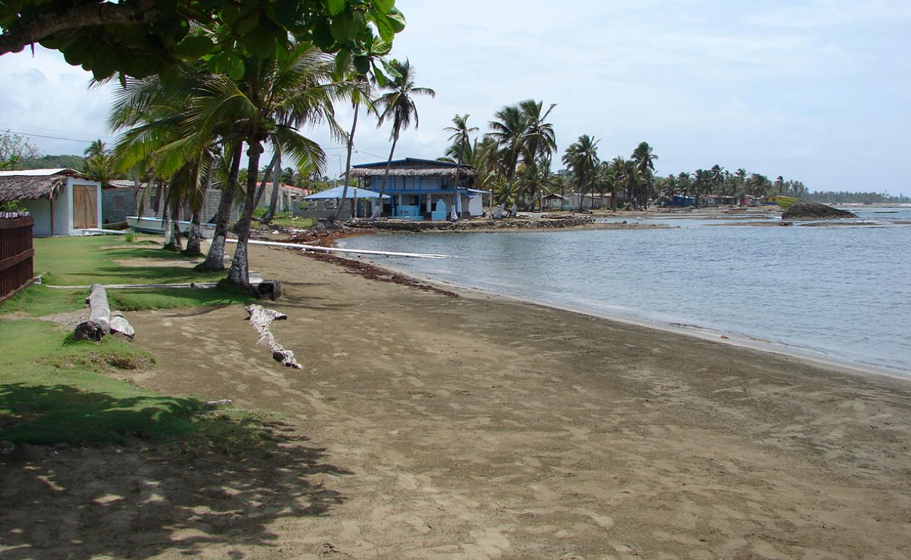 Foto de Nombre Dios Beach con arena oscura superficie