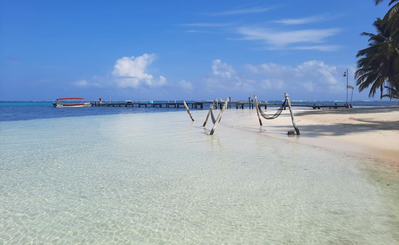 Foto de Playa de la Isla Yani con arena fina blanca superficie