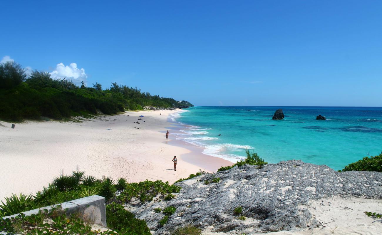 Foto de Warwick Long Bay Beach con brillante arena fina superficie