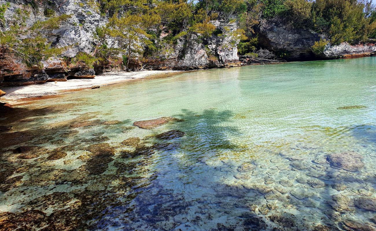 Foto de Deep Bay Beach con arena brillante y rocas superficie