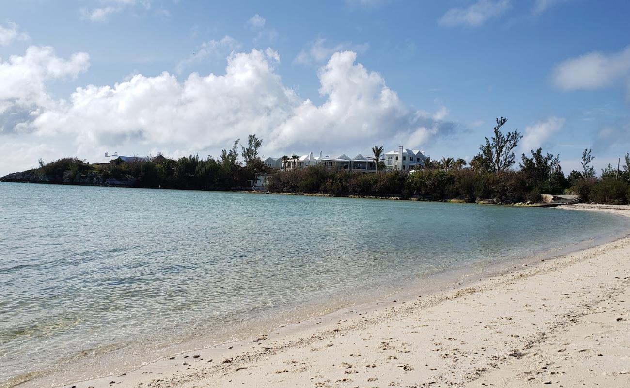 Foto de Shelly Bay Beach con arena brillante superficie