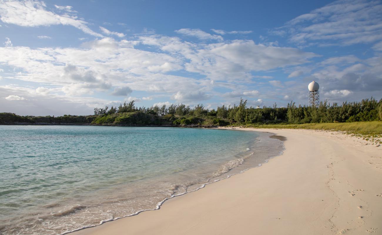 Foto de Long Bay Beach con brillante arena fina superficie