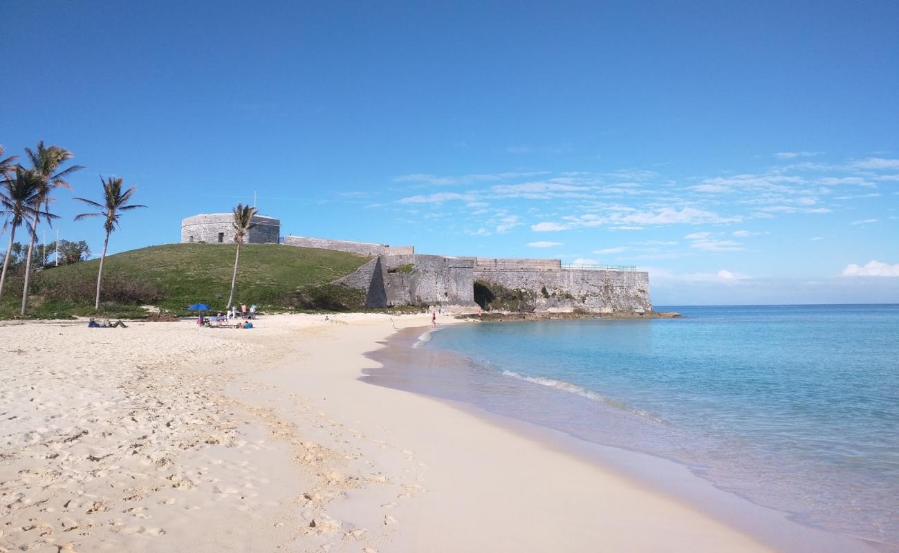 Foto de St Catherine's Beach con brillante arena fina superficie