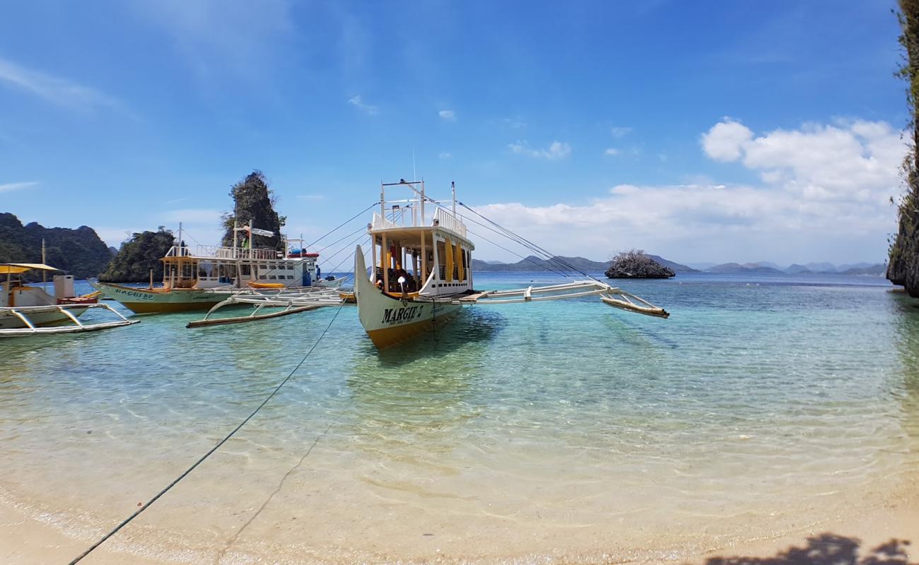 Foto de Calachuchi Beach con arena brillante superficie