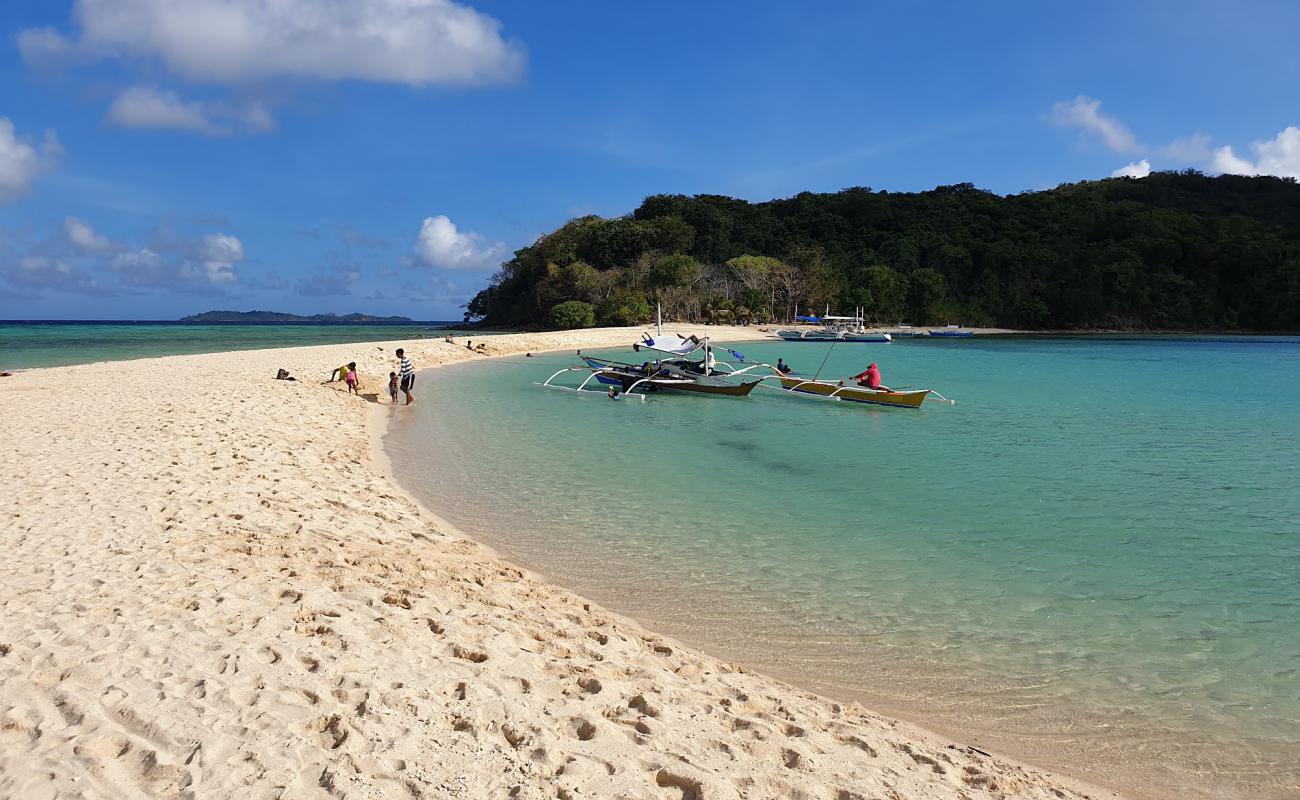 Foto de Ditaytayan Island Beach con arena brillante superficie