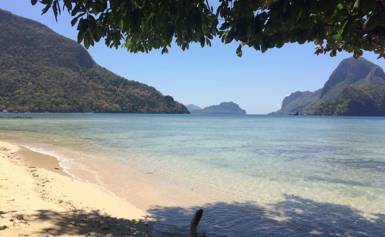 Foto de Caalan Beach con arena gris y piedras superficie