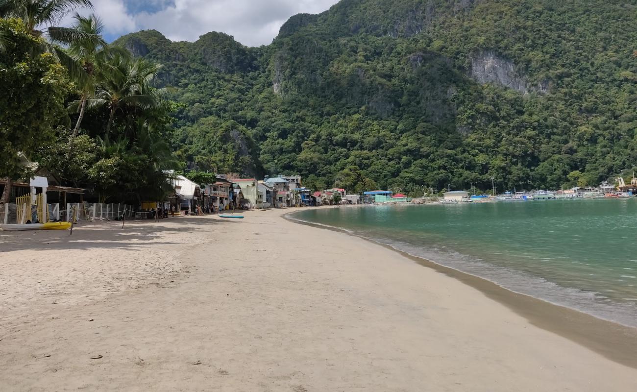 Foto de El Nido Beach con arena brillante superficie