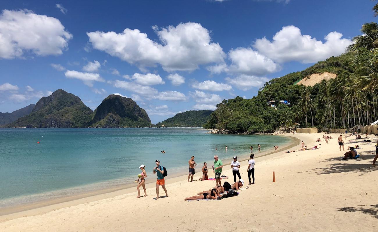 Foto de Marimegmeg Beach con brillante arena fina superficie