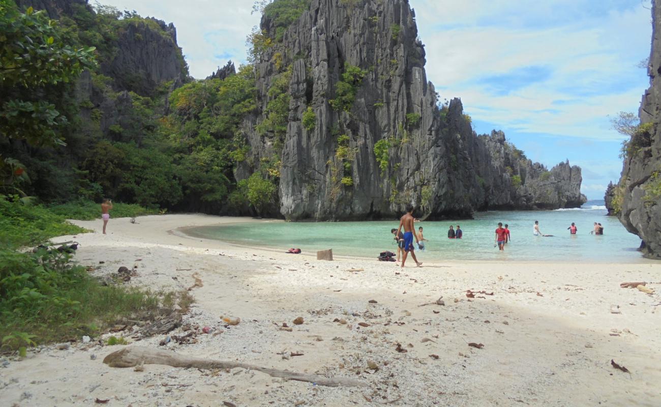 Foto de Playa Hidden con arena brillante superficie